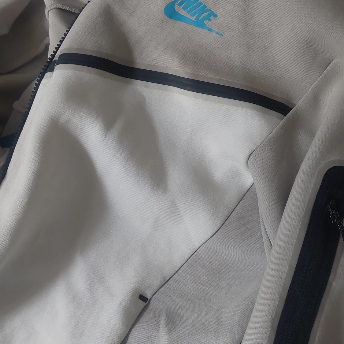 Vit och grå Nike tech med huva - 4