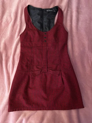 Rutig klänning! - En 60-tals inspirerad klänning med rutigt mönster och en rosett i fronten!! Den passar exempelvis bra kring julen😋