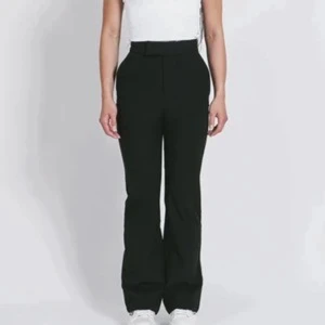 LXA kostymbyxor  - Svarta lite utsvängda kostymbyxor från LXA. Jättefina och klassiska men tyvärr för små i låren för mig samt en aningen korta då jag råkade beställa den kortare modellen LÅNADE BILDER!