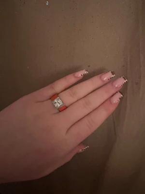 Snö of sweden  - En jätte fin ring från snö of sweden som inte har kommit i användning. Den har en stor diamant på toppen och är silvrig och orange på sidorna. Den är i storlek 6 