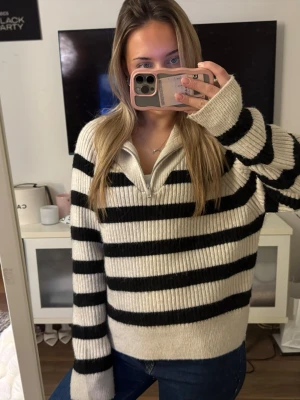 stickad tröja - jättefin stickad tröja från zara i en lite mer smutsvit färg!! strl xl men sitter som M, ni ser på bilden och jag har vanligtvis S💗