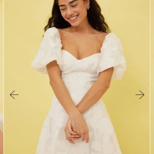 Studentklänning från NA-KD - Superfin student klänning från na-kd med puffärmar. Den är perfekt till antigen student/avslutning eller bara som en härlig sommarklänning!! Älskar den! Är öppen för att diskutera priset så lägg prisförslag! 