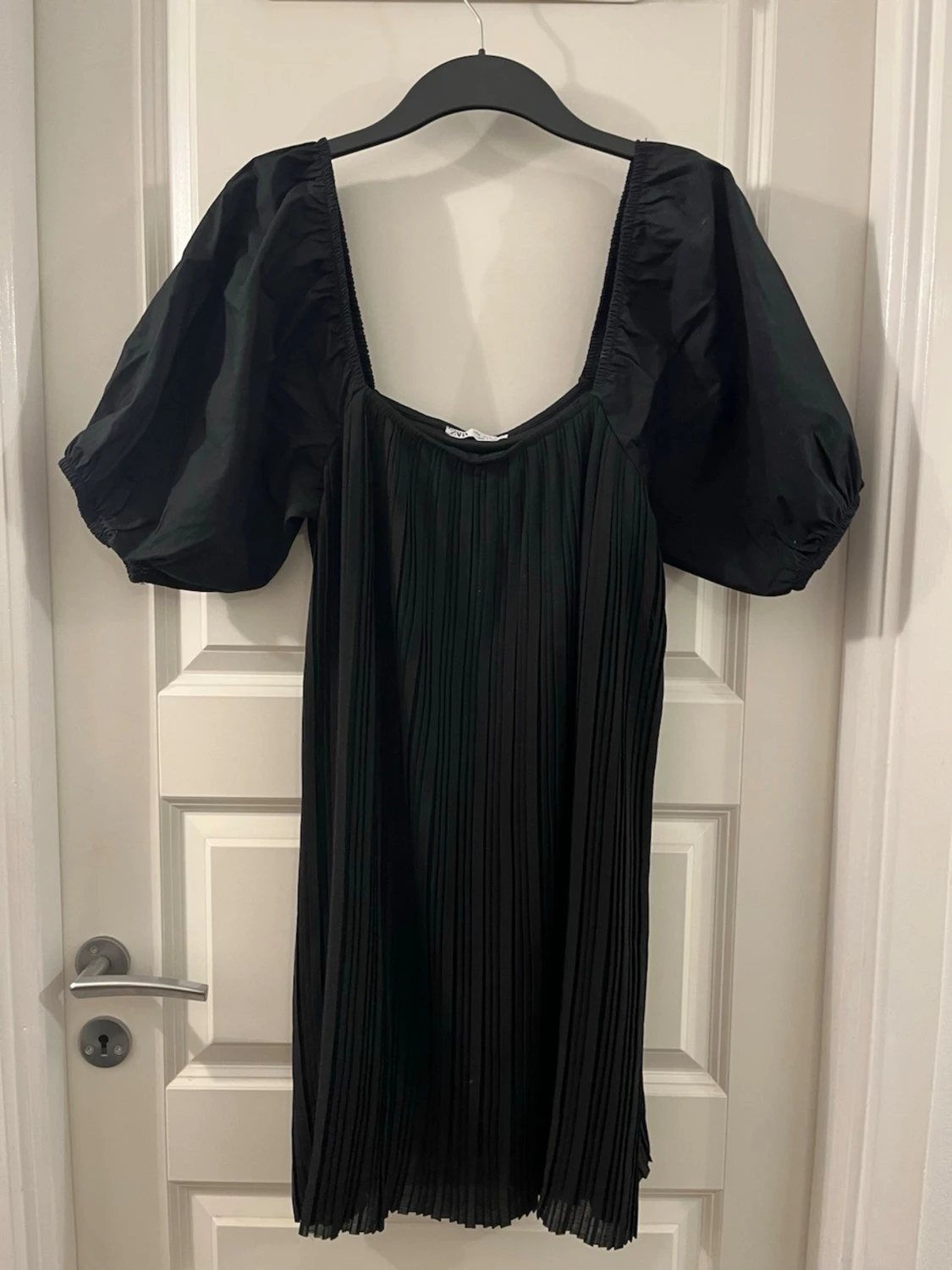 Svart plisserad klänning från Zara