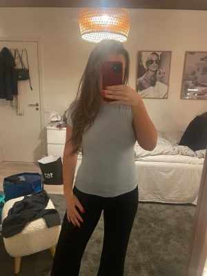 Ljusblå basic t-shirt - Säljer en snygg och basic blå t-shirt, aldrig använd!!!💓