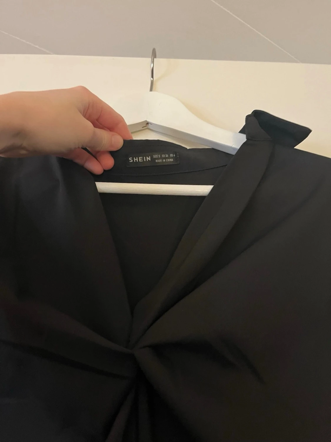 Svart skjorta  med snurr detalj över bröstet  - 1