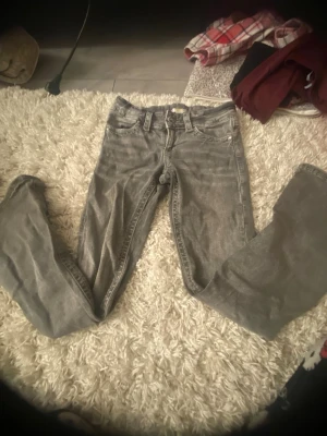 Grå jeansbyxor från Gina Tricot - Säljer ett par grå jeansbyxor från Gina Tricot i storlek 146.💕