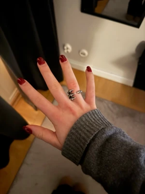 Silvrig kloring  - Säljer denna coola, silvriga kloformade ring. Storlek: 18/19 (har för mig att den är st 18 men tror den är lite stor i storleken, går dock att trycka till lite tightare)💗vet inte vilket märke det är