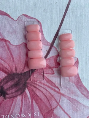 Ljusa rosa lösnaglar i set - Säljer ett set med ljusrosa lösnaglar i glansig finish.  Perfekta för dig som vill ha en söt och fräsch look. Materialet är plast av gele och de är enkla att applicera med nagellim.