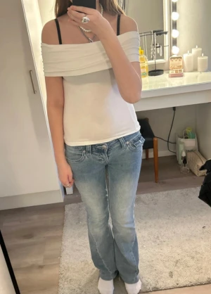 Vit off-shoulder topp - Jättefin vit off-shoulder topp från New yorker i storlek xs! Säljs då den ej kommer till användning! Mycket bra skick, inga fläckar, osv! Djur och rökfritt hem✨ Skriv om du har några funderingar, pris kan diskuteras!!  Varumärke: AMISU/ New yorker Storlek: XS Skick: Mycket bra Färg: vit Material: 95% Viskos och 5% Elastan!