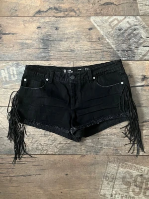 Archive vintage lågmidjade shorts med fransar - Svarta low waist jeans shorts med fransar 