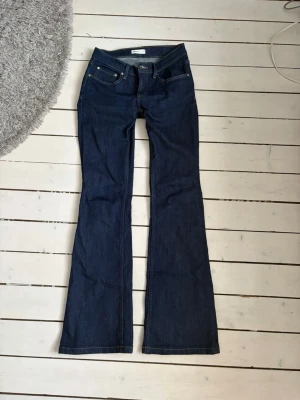 Mörkblå bootcut jeans från Gina - Jättesnygga low/mid waist jeans från Gina! De är lågmidjade men på mig satt de lite mer mid waist. Mörkblåa bootcut jeans från Gina Tricot i storlek 36! Använda 4 gånger ca. Köptes för 500kr! Slutsålda på hemsidan!
