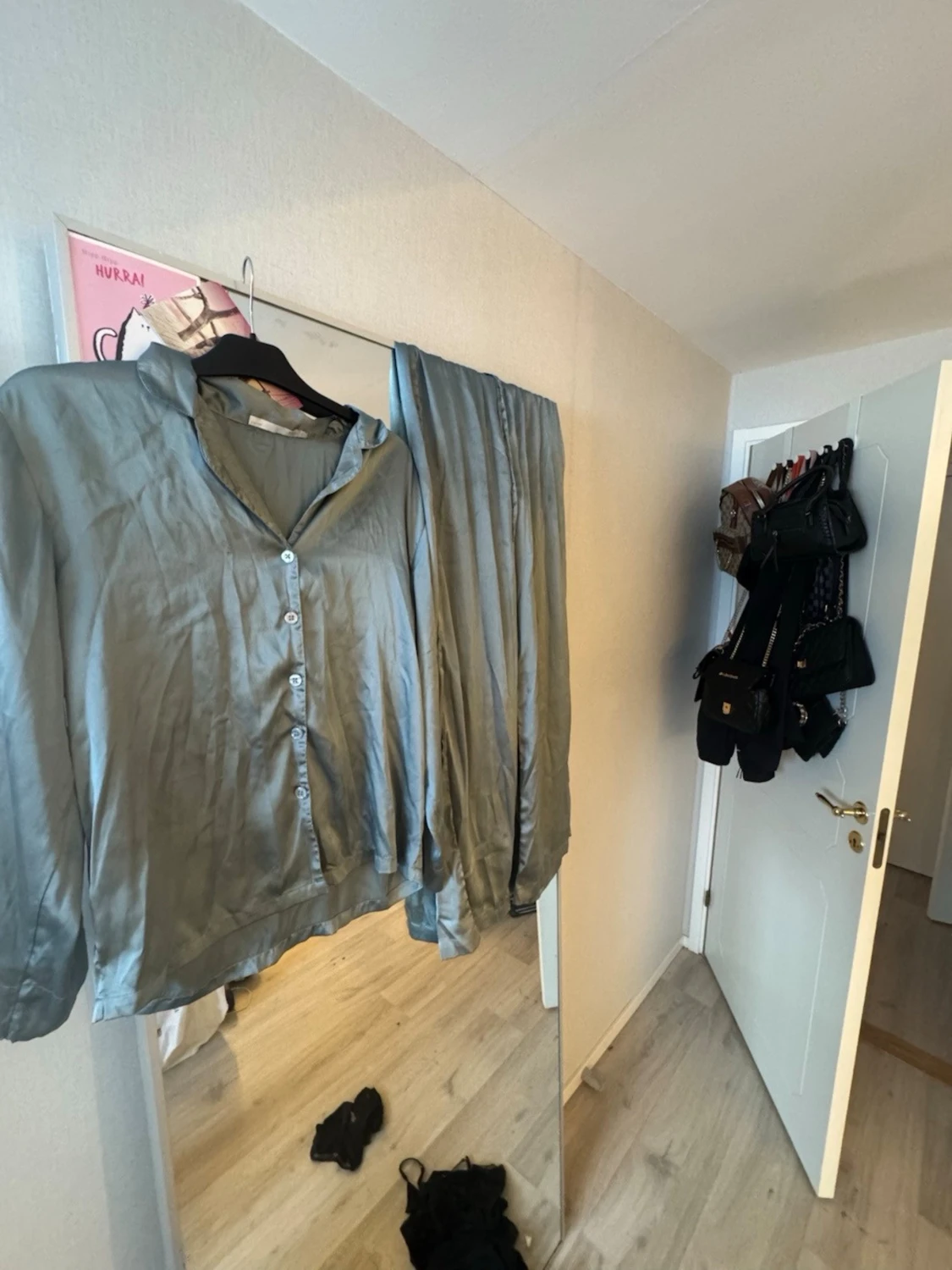  Grågrön satin pyjamas