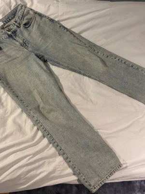 Ljusblå jeans från Grunt  - Säljer dessa Grunt jeans då de inte kommer till användning längre. Längst ner vid det högra benet har sömmen gått sönder lite (se bild 3), annars inga problem med dem. 