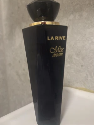 La Rive Miss Dream parfym - Inspirerad av good girl carolina herrera, säljer då den bara tar plats i badrumsskåpet, fylld ända upp till där det står "la rive"