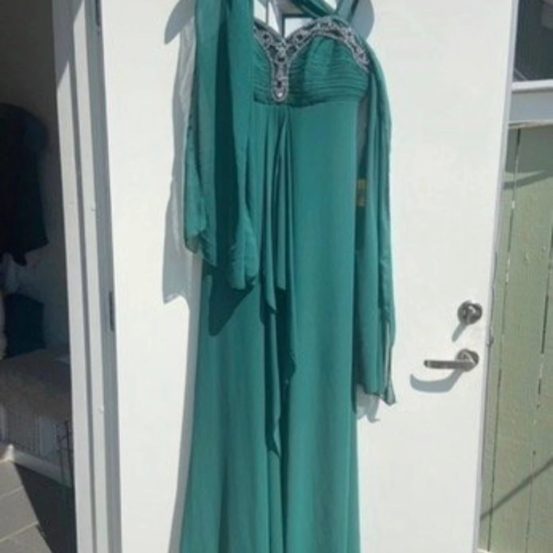 Grön långklänning med strassdetaljer