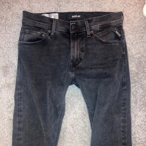 Mörkgrå Replay jeans, W30 L32 - Säljer ett par mörkgrå Replay Jondrill jeans i storlek 30/32 med Replay logga på fickan och bak på linningen. De sitter ungefär som ambass och är i perfekt skick. Priset går att diskutera!
