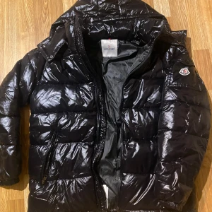 Svart Moncler pufferjacka - ny oanvänd moncler jacka storlek M