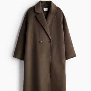 Brun oversized ullkappa - Säljer en brun oversized kappa i ull från Hm i storlek S. Köpte förra vintern och har använts sparsamt. Inga fläckar eller slitage. Nypris 1799