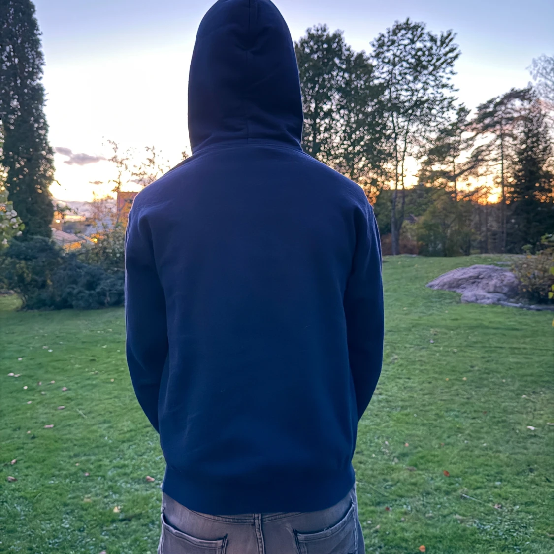 Mörkblå hoodie med stjärntryck - 3