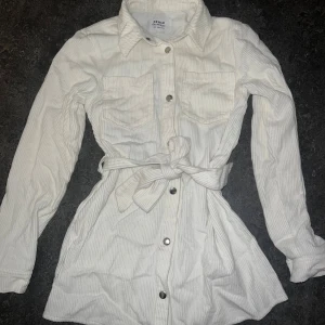 Vit tjockare skjorta/jacka  - Fint skick, använd som skjorta och ibland som jacka med att bara knappa upp 