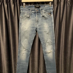 Replay anbass  - Replay anbass - suveränt skick! Inga defekter - storlek: 28/30, men de är lite långa så dom passar 28/32 bättre! - sjukt snygg färg och feta slitningar! - hör av er vid frågor! 