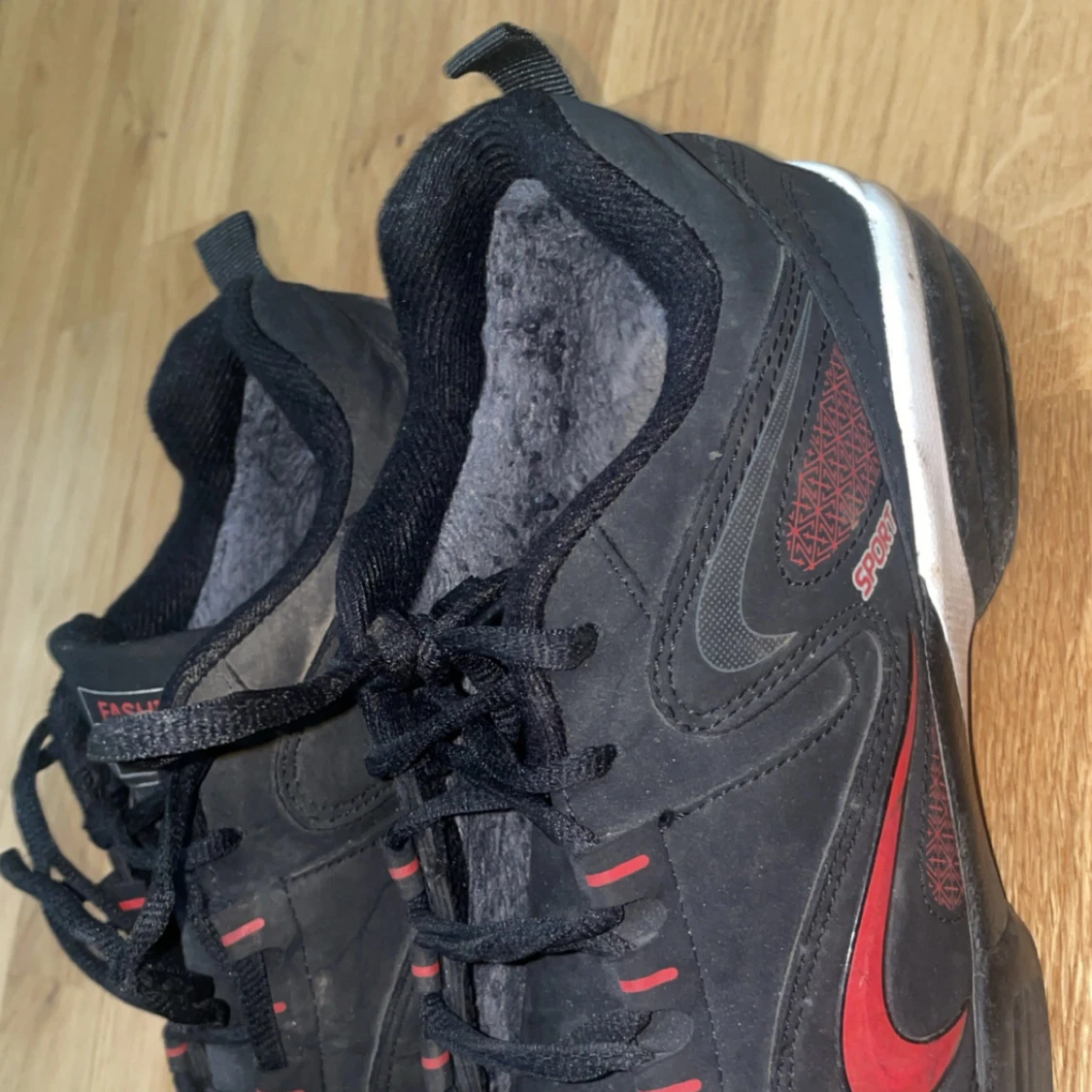 Svarta sneakers med röda detaljer - 2