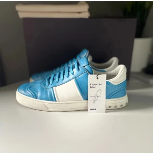 Valentino flycrew - ~Valentino flycrew i riktigt fet och unik ljusblå färg~Storlek 41,5 men passar 42/43~Toppskick inga skador, hål eller defekter, ser nästan helt nya ut~alla nitar sitter kvar~box och två dustbags medföljer vid köp~även äktighetsbevis finns och medföljer vid köp~är öppen för frågor och även byten~Hör av er!