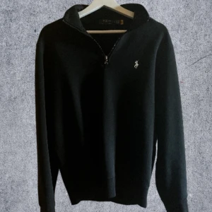 Polo Ralph Lauren half zip svart - Detta är en jätte skön Ralph lauren tröja som är knappt andvänd. Köpt på zalando så äkta. Passar för dig som brukar ha M vanligtvis men skulle säga att den funkar även för S. Vill du ha fler bilder med mått osv är det bara fråga! 😇🙌