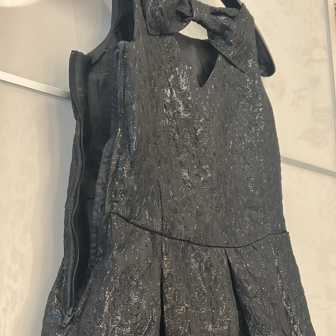 Svart glittrig kortklänning med rosett - 2