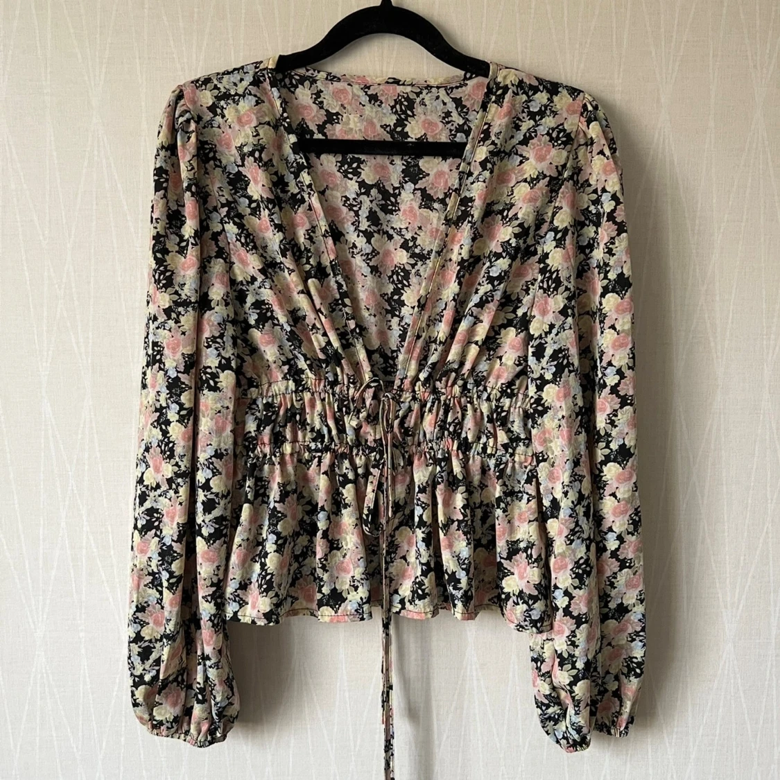 Blommig omlottblus med snörning 