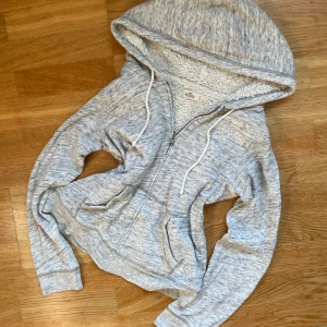 Grå hollister Y2K zip up med foder storlek S  - Säljer denna fina zip up från hollister i storlek S. Den passar perfekt inför kyligare väder och ger en stiligare look!  -väldigt bra skick  -Rare säljs inte längre!  Vid fler frågor hör av dig