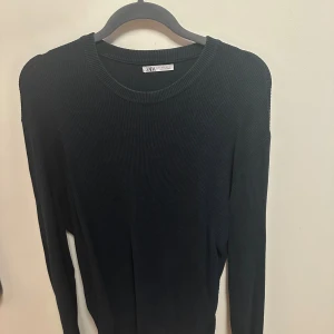 Mörkgrön stickad tröja - Mörkgrön stickad tröja från Zara. Använd ett fåtal gången (ca 15 gånger) Storlek L men den är lite mer medium enligt mig. Nypris 449kr mitt pris 120kr. Tveka inte på att höra av er vid frågor eller prisförslag!