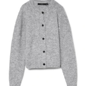 Grå stickad kofta  - Jättefin stickad kofta med knappar. Från vero moda. Fint skick och i storlek S. Skriv för fler bilder och lägg gärna prisförslag💕