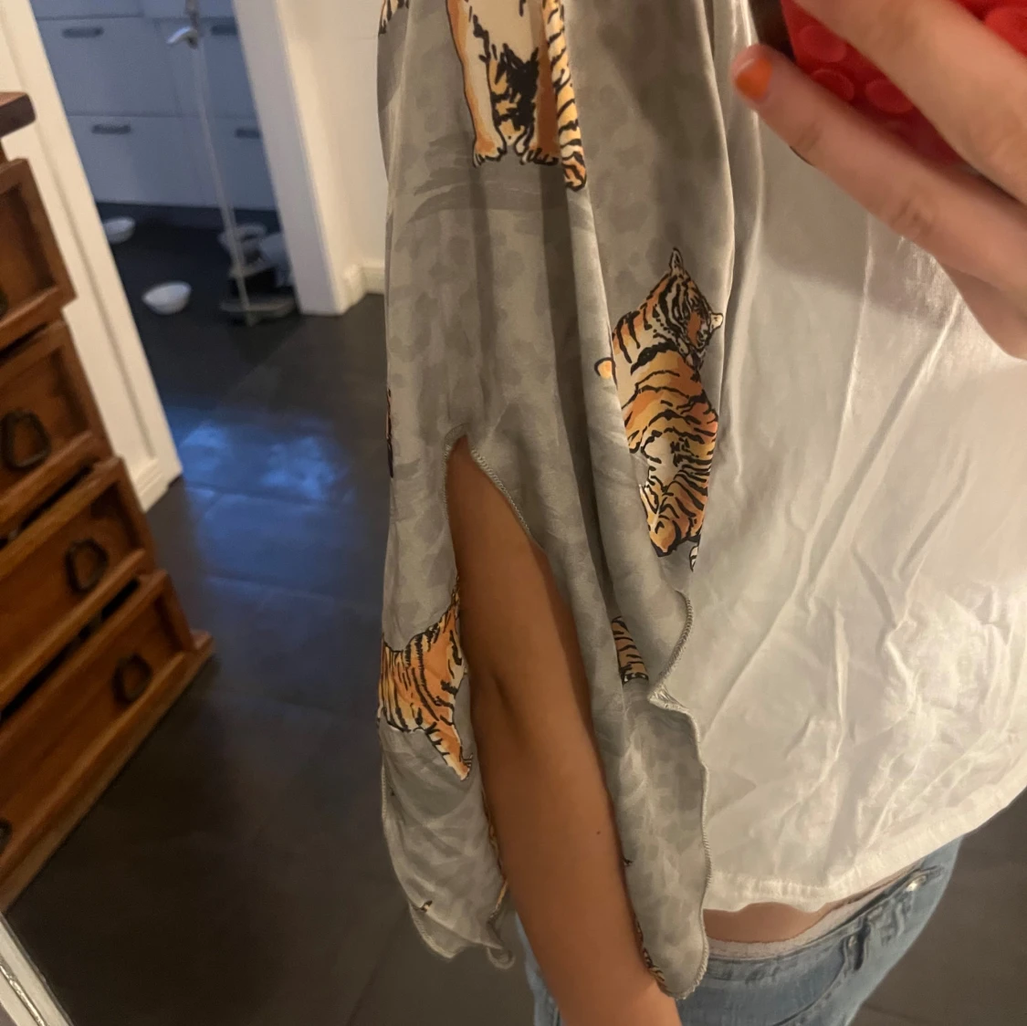 Vit blus med grå tigermönstrade ärmar - 2