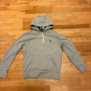 Grå hoodie från Polo Ralph Lauren - Säljer denna eftertraktade Ralph Lauren hoodien i ljusgrå. Hoodien är i väldigt bra skick, tröjan är endast använd fåtal gånger. Nypris runt 2000kr mitt pris 999kr. Pris går alltid att diskutera. Hör av er vid frågor eller funderingar. 