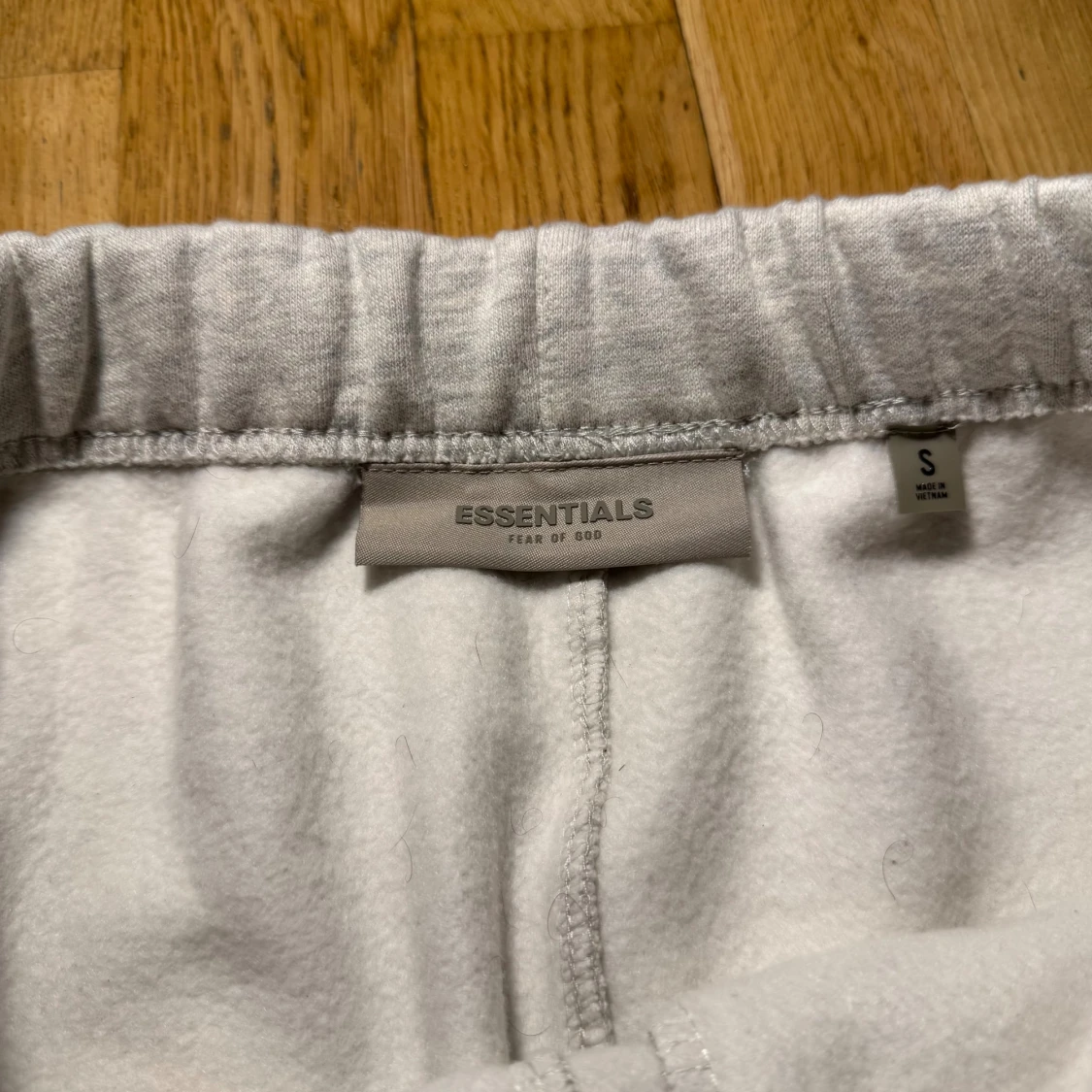 Essentials Fear of God grå mjukisbyxor - 4