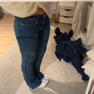 Mörkblå jeans  - Superfina och väldigt stretchiga. Mycket bra skick. Storlek S längd 31
