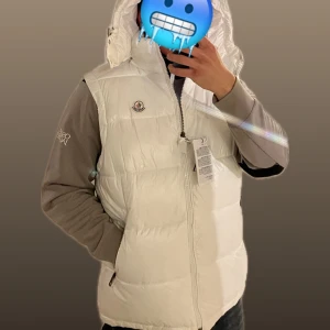 Vit väst - Helt ny! Finns fler bilder bara att fråga 🙌🏼 Levereras inplastad🤩                                                        Frakt inom 24h⏰📦                                                  Personen på bilden är 180cm och 80kg. 