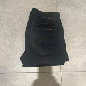 Nudie jeans  - Mörkblå nudie jeans, grim tim i mycket bra skick.W30 L32. Obs dom ser svarta ut på bilderna men är mörkblå.Kontakta gärna vid intresse 🤗