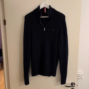  Merinoull halfzip, Tommy Hilfiger  - En stickat halfzip från Tommy Hilfiger i merinoull. Den är i fin skick och säljes endast för att jag har för mycket kläder. Hör av er vid funderingar!