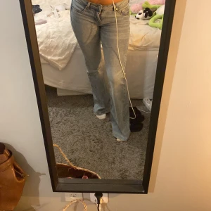 Ljusblå bootcut jeans från hm - Säljer ett par ljusblå jeans från hm, lågmidjade och bootcut. Jättebra skick då jag nästan aldrig använt dom. 