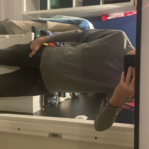 Merino ull sweatshirt från Uniqlo  - Jag säljer en grå sweatshirt i materialet merinoull. Den är i stolek xs och jag säljer den eftersom tröjan blivit för liten. Väldigt skönt och stretchigt material borde passa någon som är runt 170-175 cm