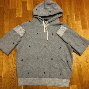 Unika Ralph Lauren Hoodie - Polo Ralph Lauren hoodie, grå med döskallebroderier, huva och magficka. Tjockt unikt material – perfekt för höst/vinter. Storlek M.