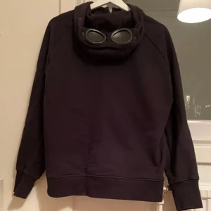 CP Company Hoodie - Ahop, då vare garderobsrens. Har en riktigt cool fladdermus tröja till salu. KVITTO MEDKOMMER FRÅN NK!!! Han sitter riktig bra om man inte är för rund om skrevet och inte lika lång som marlon. Jag är 180(6’4 om brudarna frågar) och 80kg ren muskelmassa. Skriv inte om du inte är seriös tack! Priset är ljusterbart vid smidig affär. (PS. Sätter man på glajjorna kan man se ut som cooling i sista bilden, perfekt när man vill ut och skrämmas inför halloween)