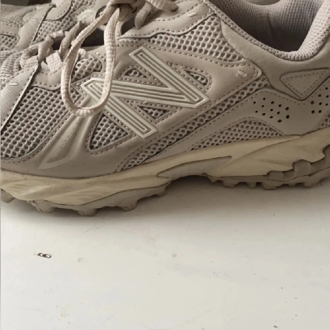 Beige sneakers från New Balance 