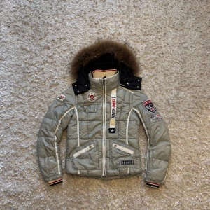 Vinterjacka från bogner - Very cool and unique winter jacket from the exclusive brand Bogner. For a new one you have to pay at least 900 euro. As you see in the pictures the condition is great and the jacket has plenty of cool details. It is a woman size M, 38. Feel free to send a message if you have any questions!