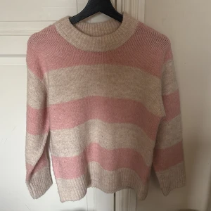 En jättefin stickad tröja - Knappt använd.                                                     för fler bilder skriv privat eller du har frågor om nått💕