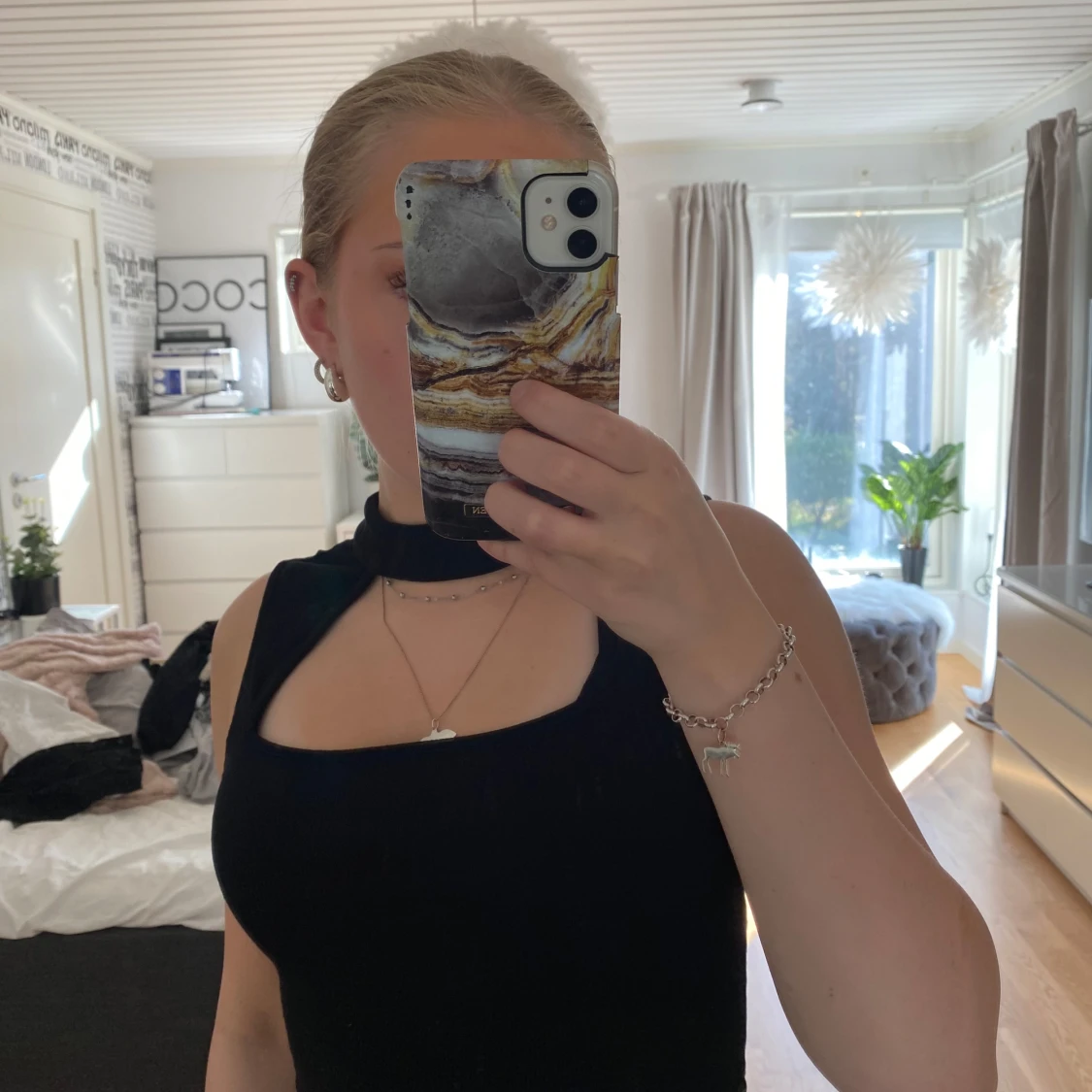 Svart croppad topp med cut out-detalj - 1