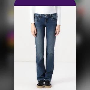 LTB VALERIE bootcut jeans blå - Säljer snygga blå bootcut jeans från LTB, modell VALERIE. Jeansen har klassisk femficksdesign och medelblå tvätt. Tillverkade i mjukt denimtyg, normal passform och midja. Lågmidjade och i storlek w29 L32, men passar som en w28.  Säljer då de inte används längre! Skriv gärna vid frågor eller om mått önskas!💕🫰💞första bilderna är från zalandos hemsida och nypris är 829kr