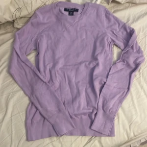 Ljuslila långärmad tröja  - Säljer en stilren ljuslila tröja, storlek xs. Tröjan har rund hals, långa ärmar och är gjord i mjuk bomull. Perfekt för dig som gillar enkel och snygg stil med en pop av färg.